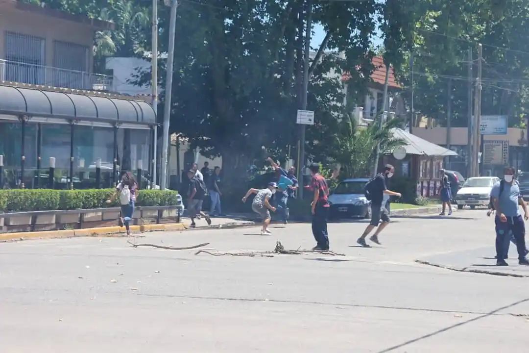 Graves incidentes, detenidos y heridos durante un reclamo de recicladores frente al municipio de San Vicente