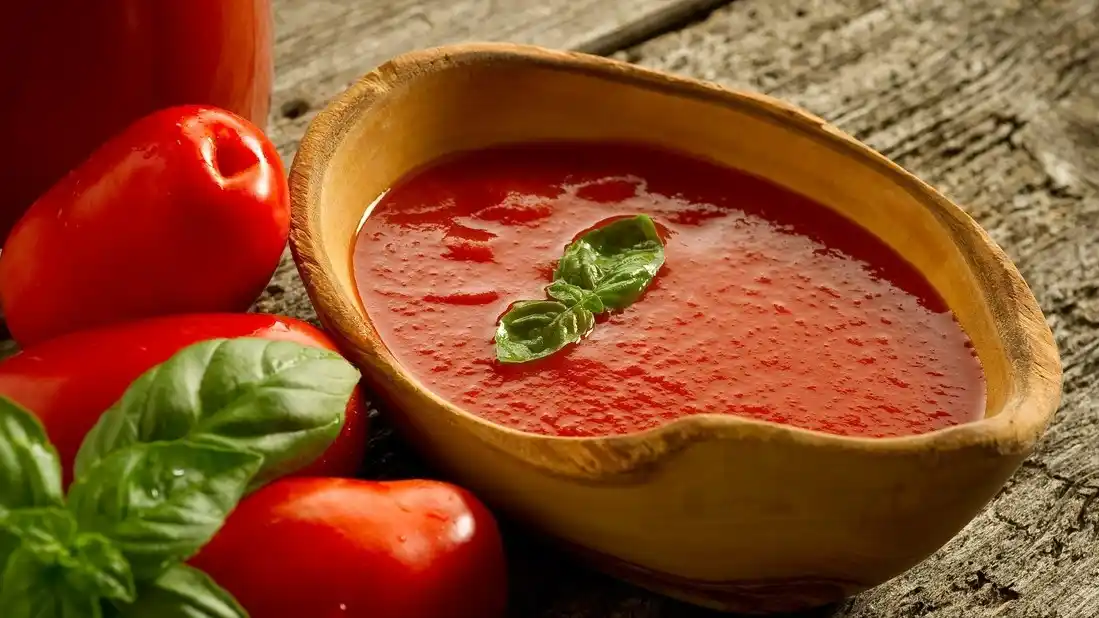 El secreto del bicarbonato en la salsa de tomate: por qué lo recomiendan y qué cambia en el sabor