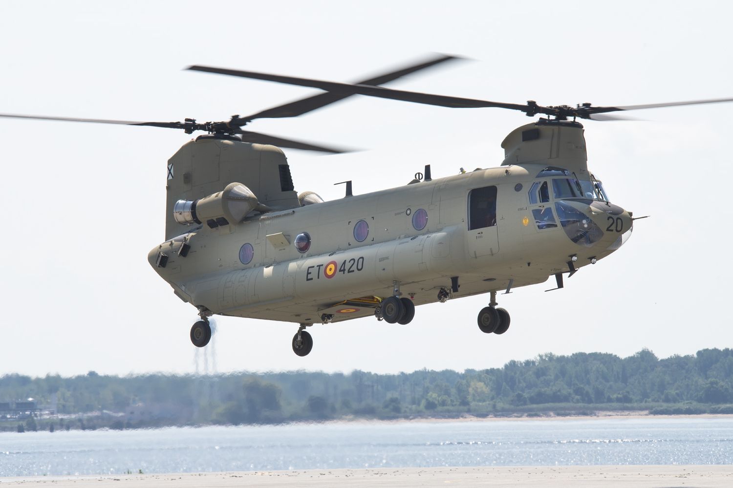 España recibe su primer helicóptero CH-47F Chinook modernizado