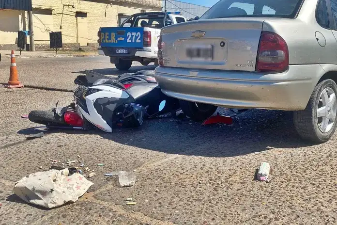 Hospitalizaron a una motociclista tras chocar con un auto