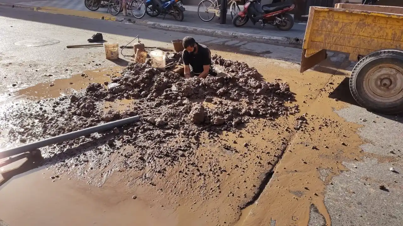 Se rompió un caño maestro en el centro y dejó sin agua a locales comerciales