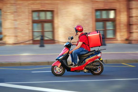 Repartidores de una aplicación de delivery van al paro este jueves en Rosario