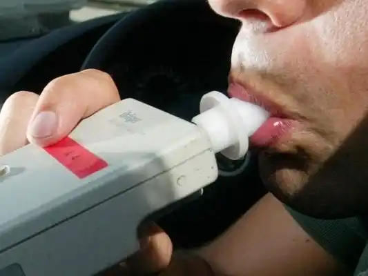 Conductor dio positivo al test de alcoholemia y atropelló a la inspectora