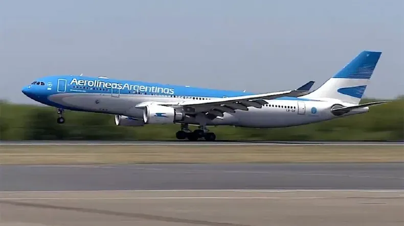 Milei firmará un decreto para avanzar con la privatización de Aerolíneas Argentinas