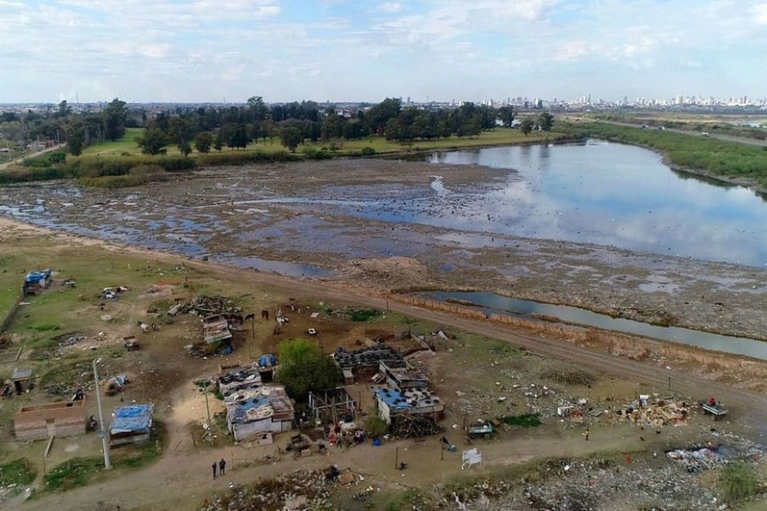 Las familias asentadas en zonas de reservorios o fuera del anillo de defensa corren riesgo de inundarse. Fernando Nicola / Archivo