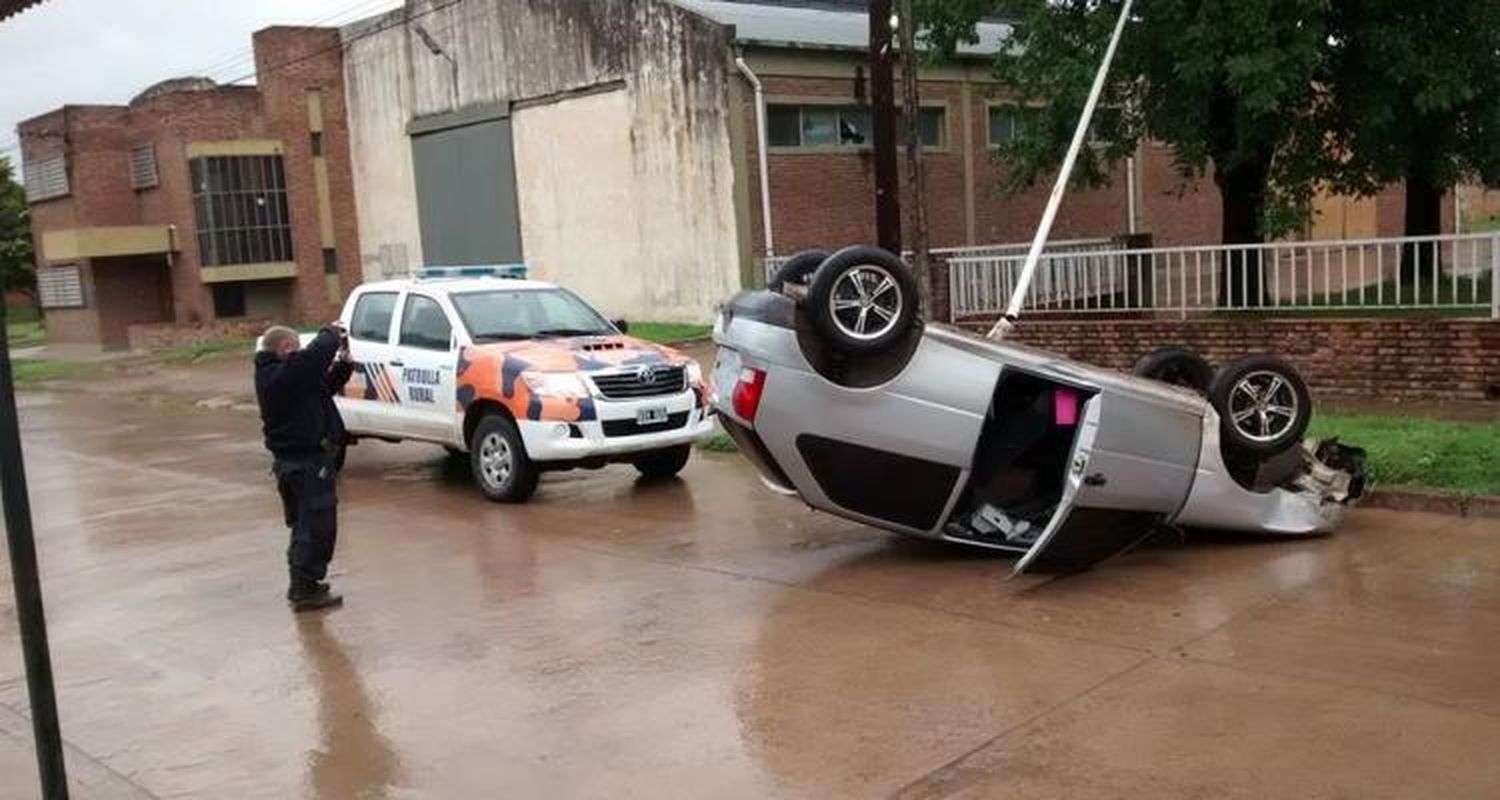 Circulaba por calle Caseros y volcó