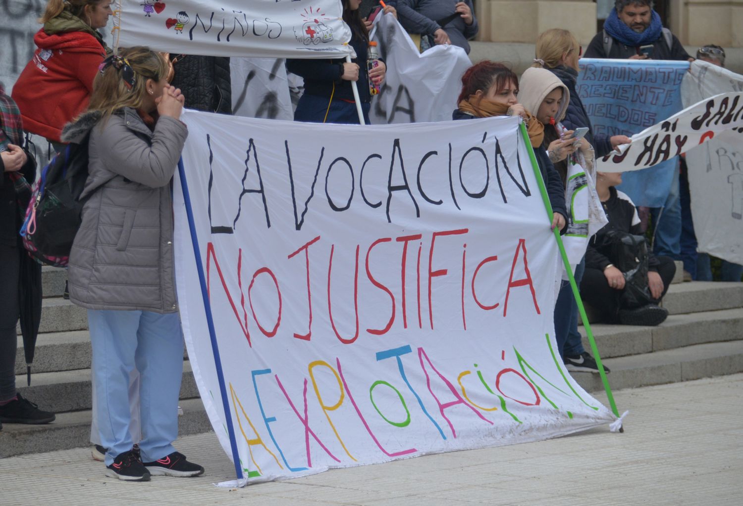 Bajo el lema "La salud está de luto", los trabajadores municipales del SISP llevan adelante su reclamo por mejoras salariales.