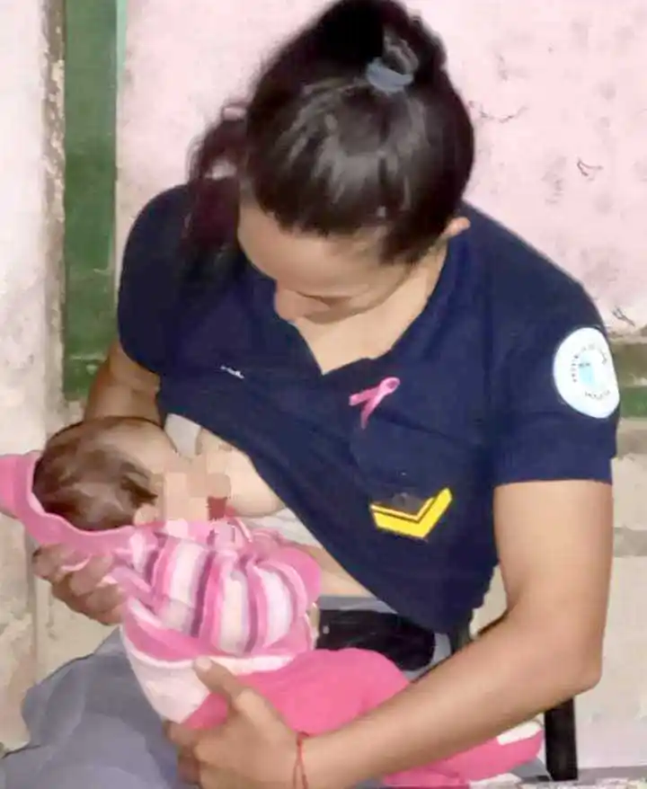 Una policía amamantó a una 
bebé que no paraba de llorar