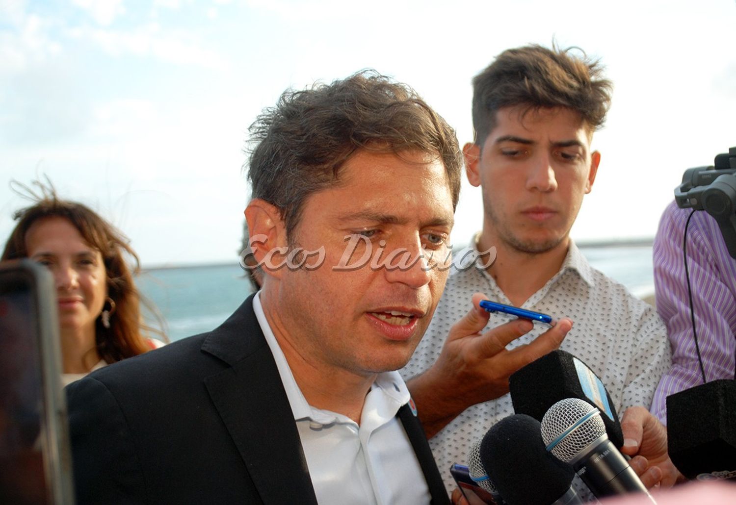 Con la prensa. Kicillof respondió obras, salud y el IOMA