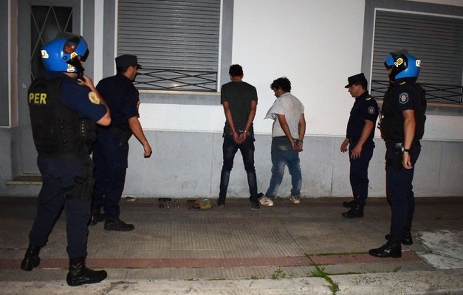 Detienen a dos hombres que llevaban una caja de herramientas robada