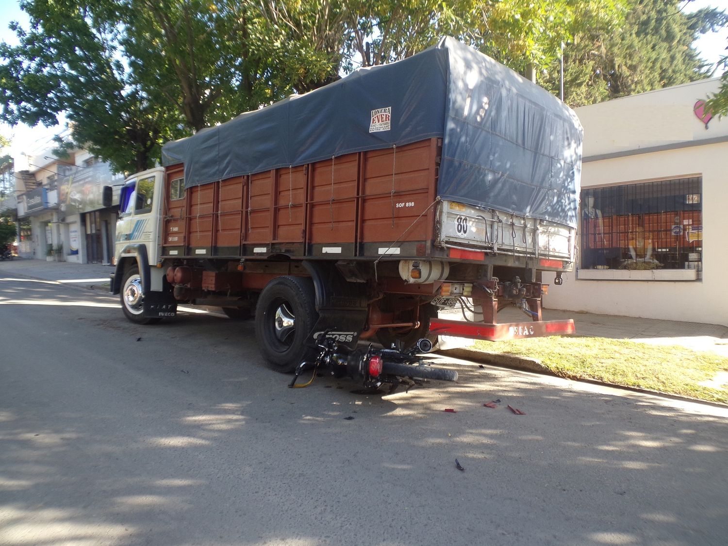 Adolescente se conducía en motocicleta cuando chocó un camión estacionado