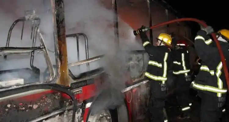 Colectivo de la empresa Vercelli se incendió en pocos minutos