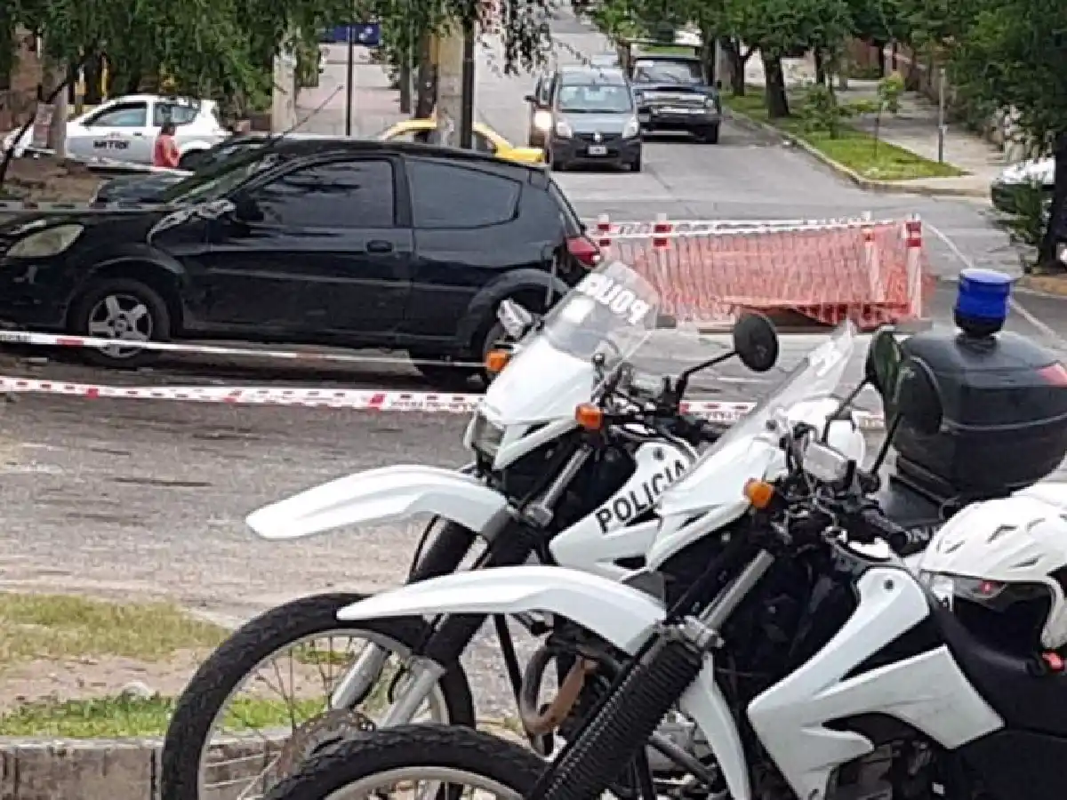 Hallaron un cadáver en el interior de un auto en Córdoba