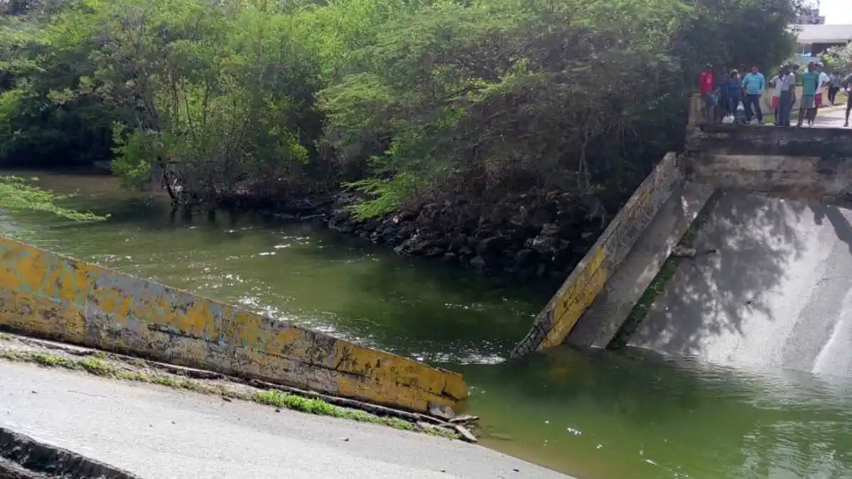 ACTIVADO PLAN DE CONTINGENCIA: se desplomó puente de Carenero, que comunica Higuerote con Chirimena (VIDEO/FOTOS)