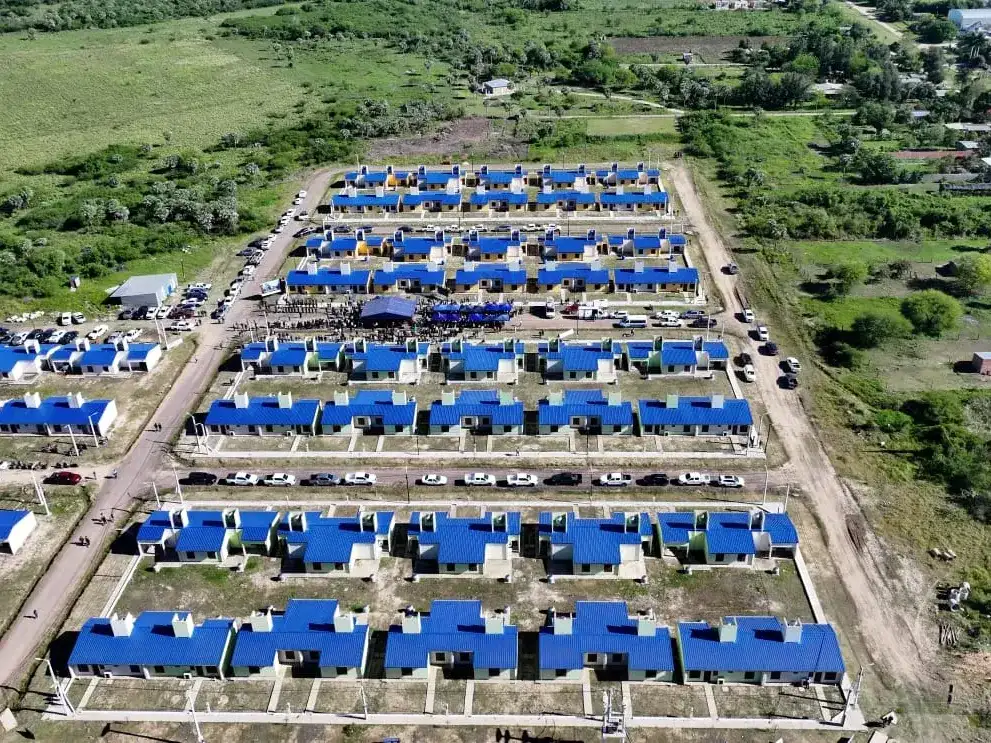 Vista aérea del nuevo complejo habitacional en Laguna Blanca, donde el Gobierno de Formosa entregó 80 viviendas sociales a familias de la zona, consolidando el plan de infraestructura provincial con modernas unidades de techos azules.