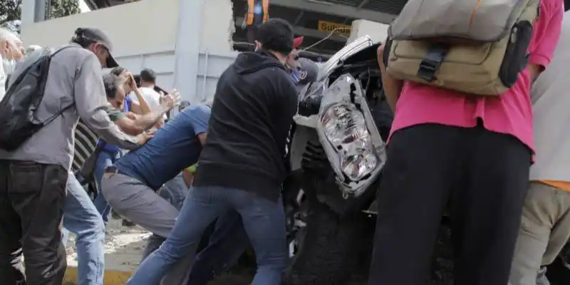 Hombre es APLASTADO por camioneta que cayó de segundo piso en Barquisimeto