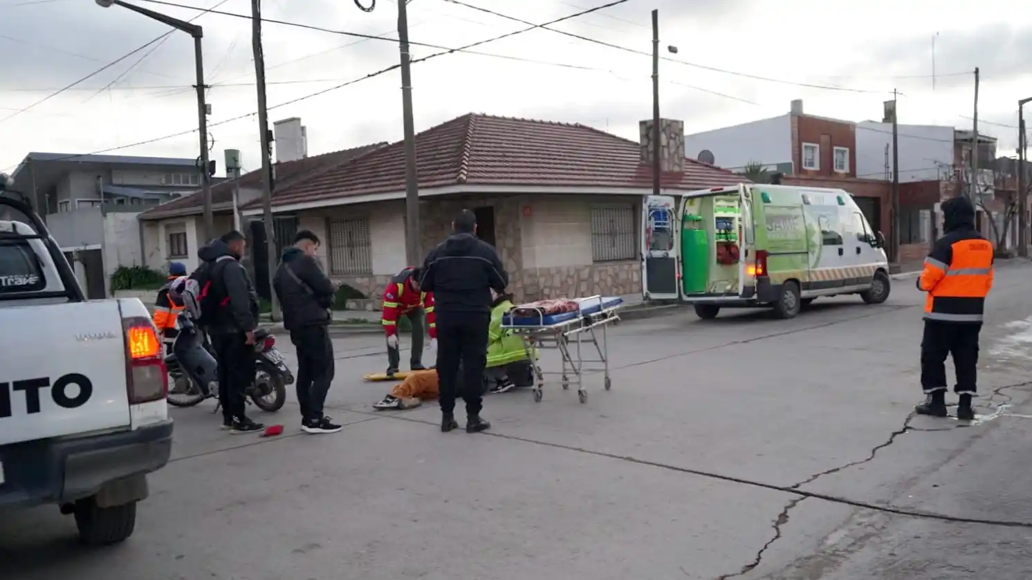 Fuerte choque entre motos en calle 50 y 71: una mujer resultó herida