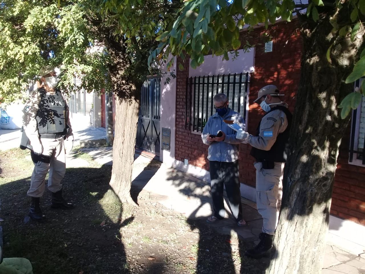 Operativo de Prefectura en la casa del médico que violó la cuarentena y salió a correr