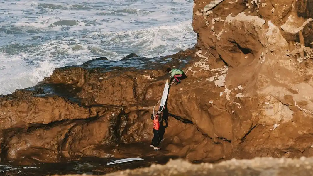 Logística para acceder a La Paloma, un lugar tradicional del surf nacional. Foto: Jony Paz