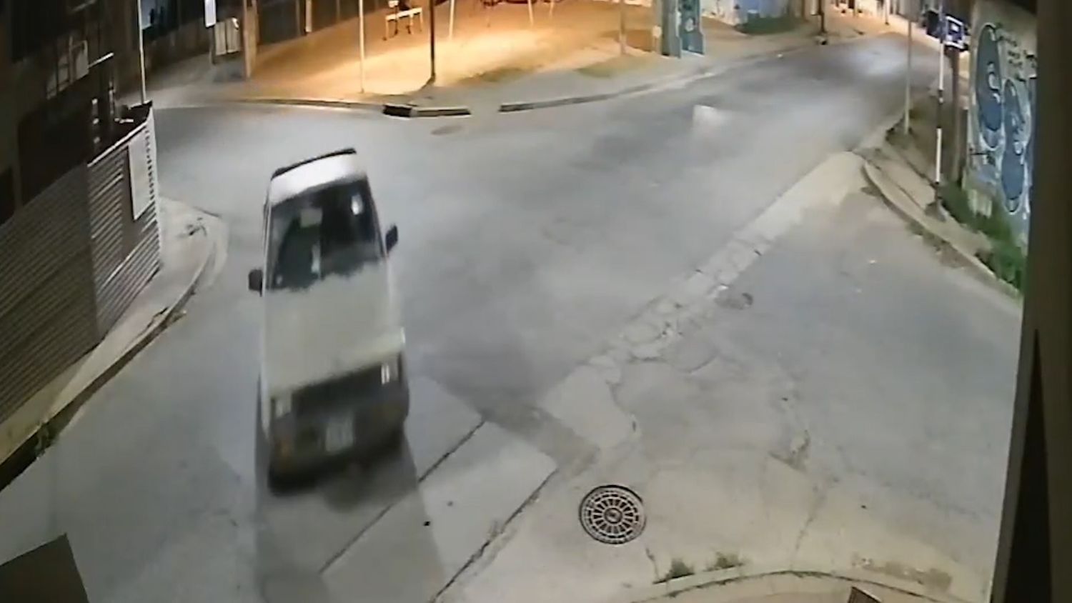 A contramano, chocó una casilla de gas en pleno centro de Tandil y escapó