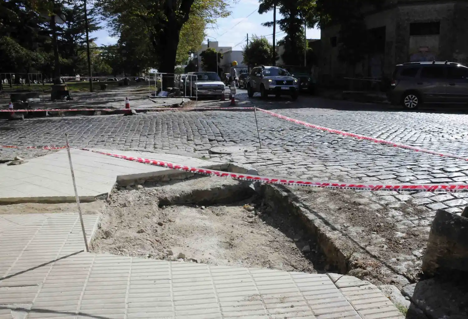 Un video viralizado abrió el debate sobre la infraestructura urbana y un pedido de rampas sobre Balbín
