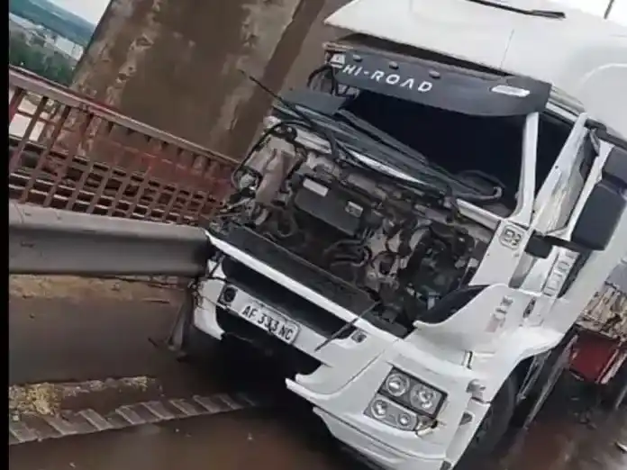 Chocaron tres camiones en el puente de Zarate - Brazo Largo: un camionero fue asistido en el lugar