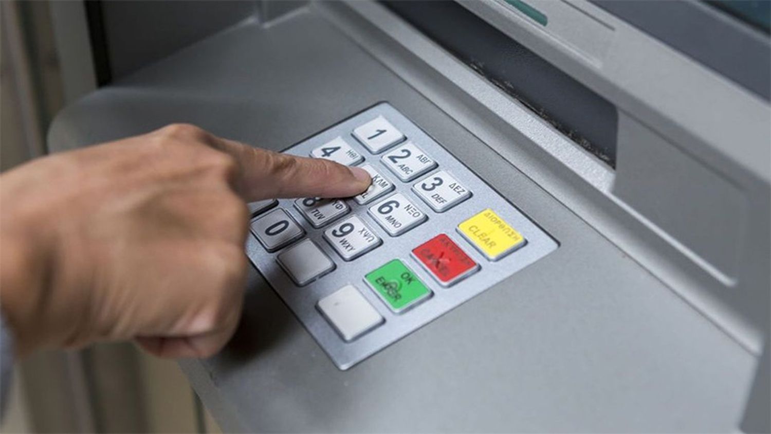 Vaciaron cuentas bancarias y transfirieron sumas millonarias