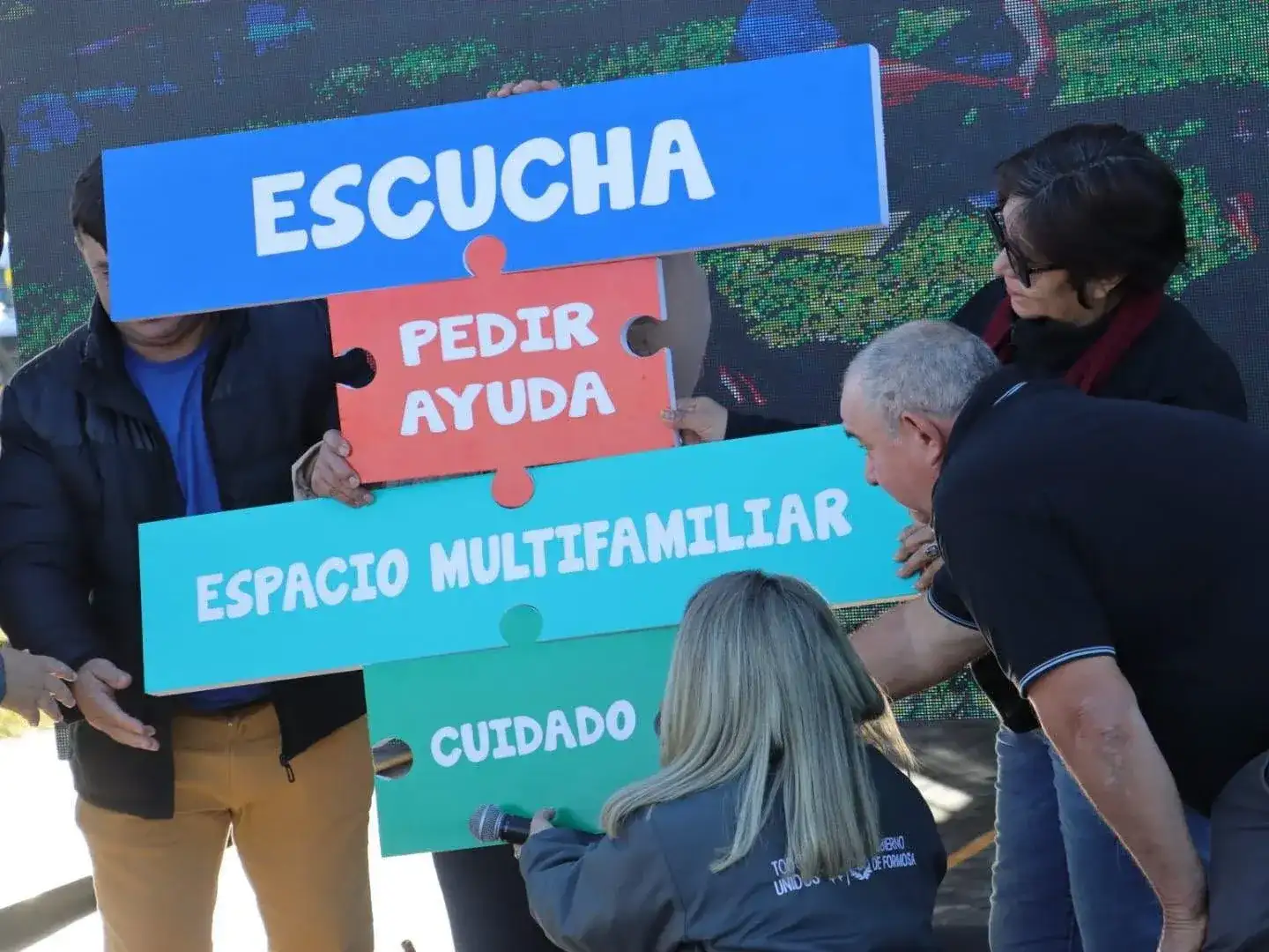 Personas sostienen carteles en forma de piezas de rompecabezas con mensajes sobre salud mental y prevención. La actividad destaca el trabajo del Instituto IAPA en Formosa, promoviendo la red pública y gratuita de acompañamiento y cuidado integral.