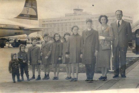 Enrique Shaw junto a su esposa Cecilia y sus nueve hijos en un viaje familiar. Una escena de fe, unidad y vocación compartida.