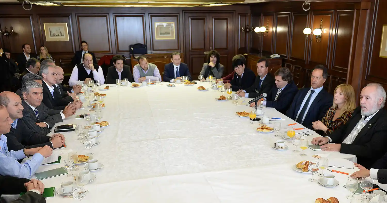 Scioli recibió a intendentes y pidió "reforzar el trabajo"