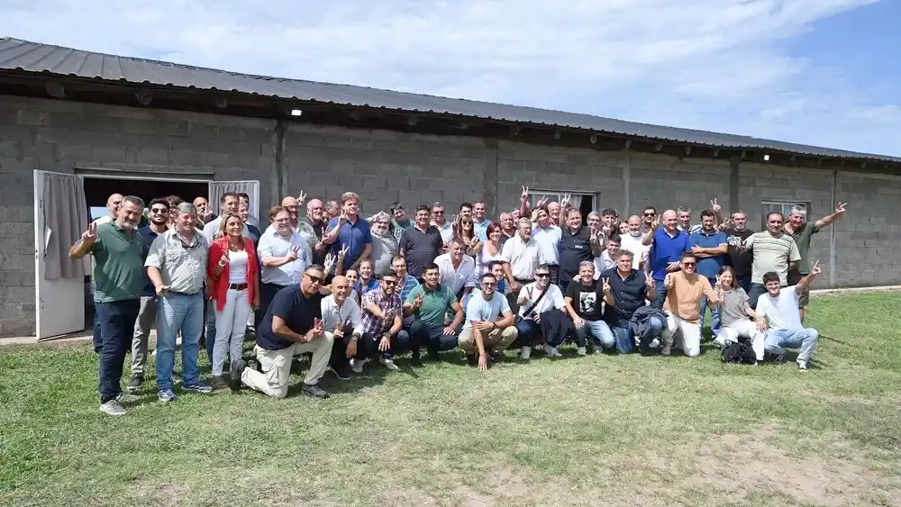 Javier Alonso con dirigentes en Santa Fe.