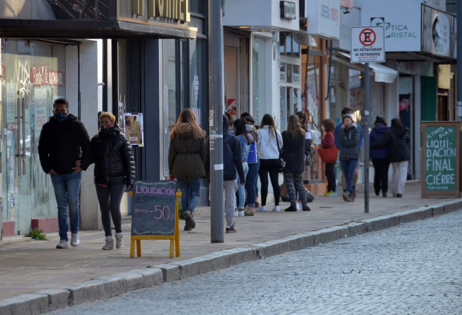 Hubo movimiento en el centro y los comerciantes aseguran que “viene muy tranquilo"