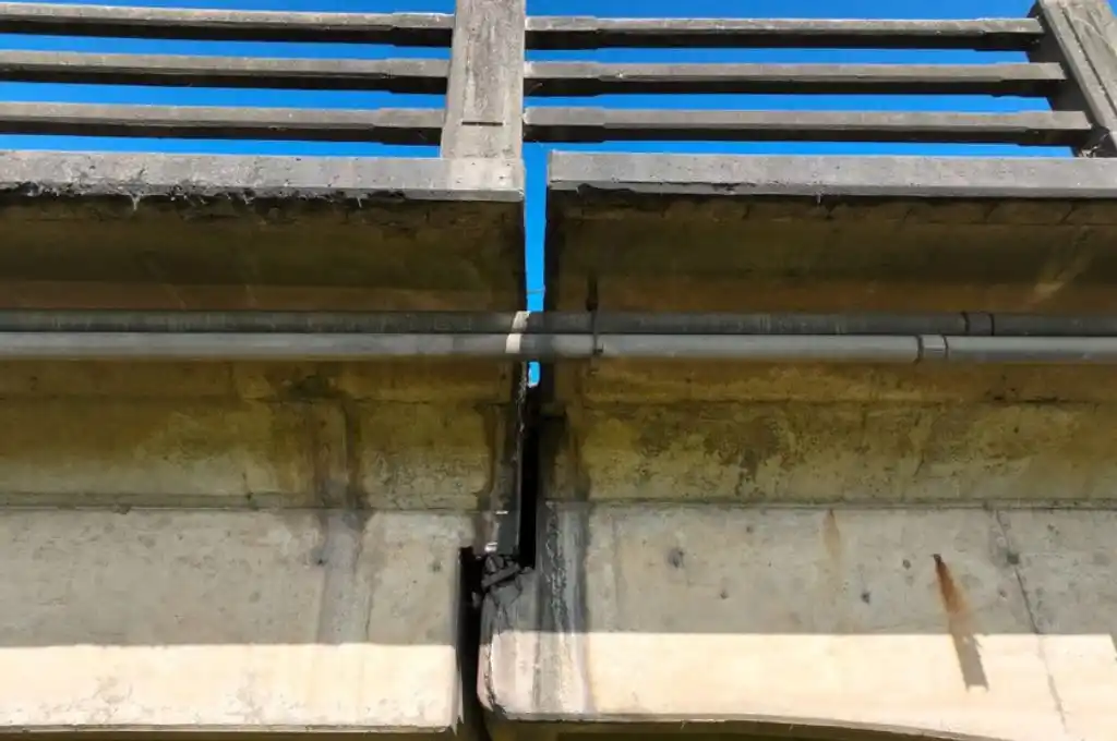 Puente Carretero: una grieta en una de las juntas generó preocupación
