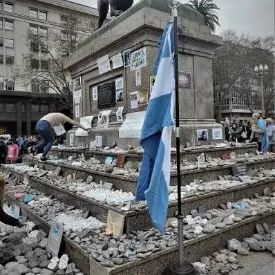 El memorial de las víctimas de la pandemia de COVID-19 volvió a ocupar su lugar en Plaza de Mayo.