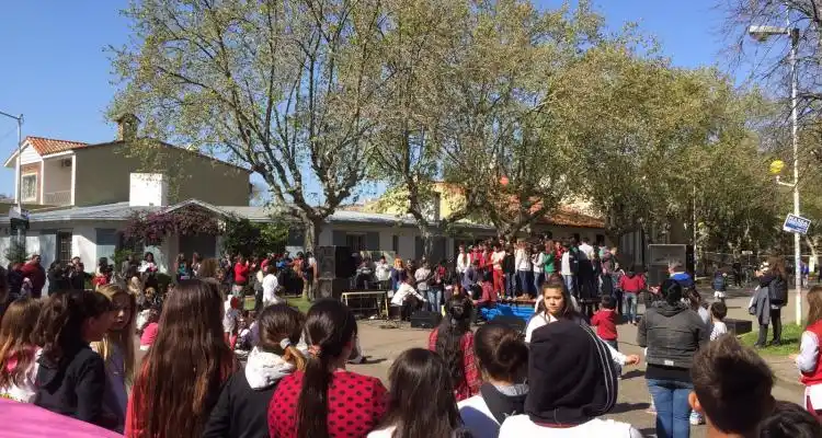 Con desfile de carrozas, se desarrolla la 7ª Bienal de Arte de la escuela 501