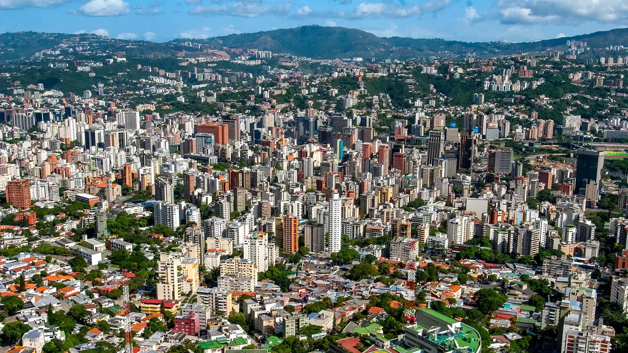 ENTRE ZAMUROS, HUECOS Y BASURA, Santiago de León de Caracas celebra sus 456 años de fundada