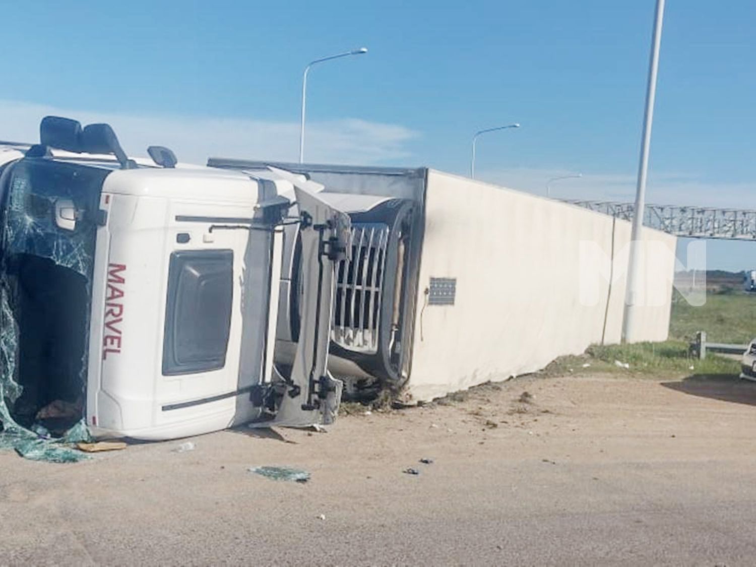 Un camión volcó en la ruta 14 cerca del acceso a Federación