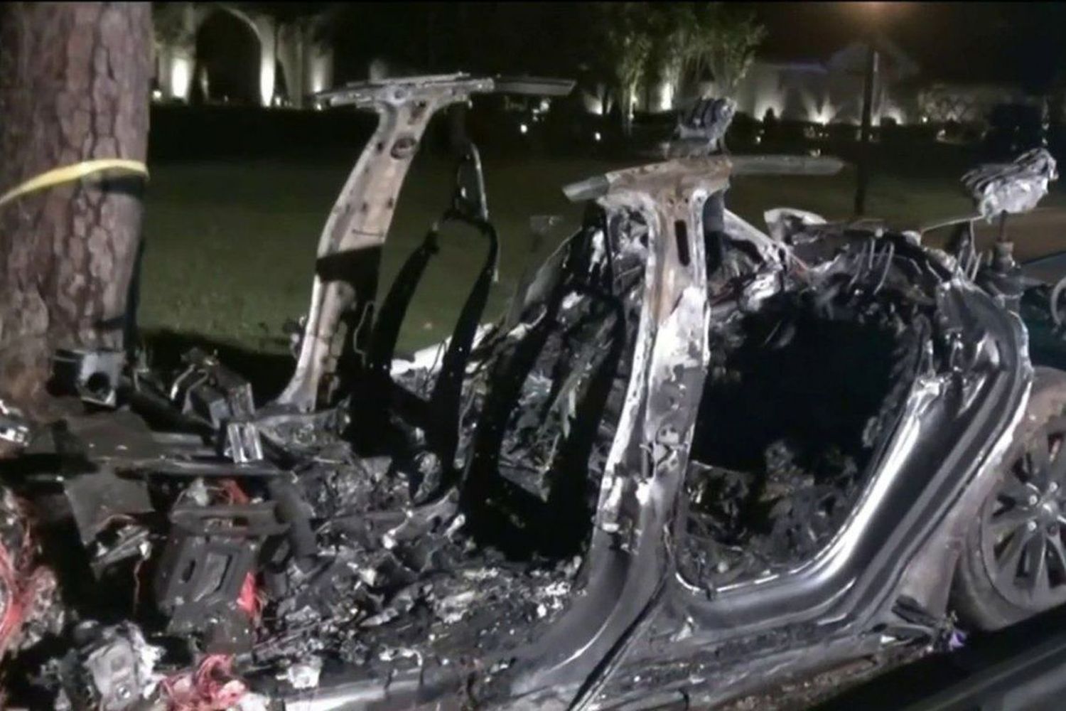 Auto Tesla choca sin conductor y provoca 2 muertes