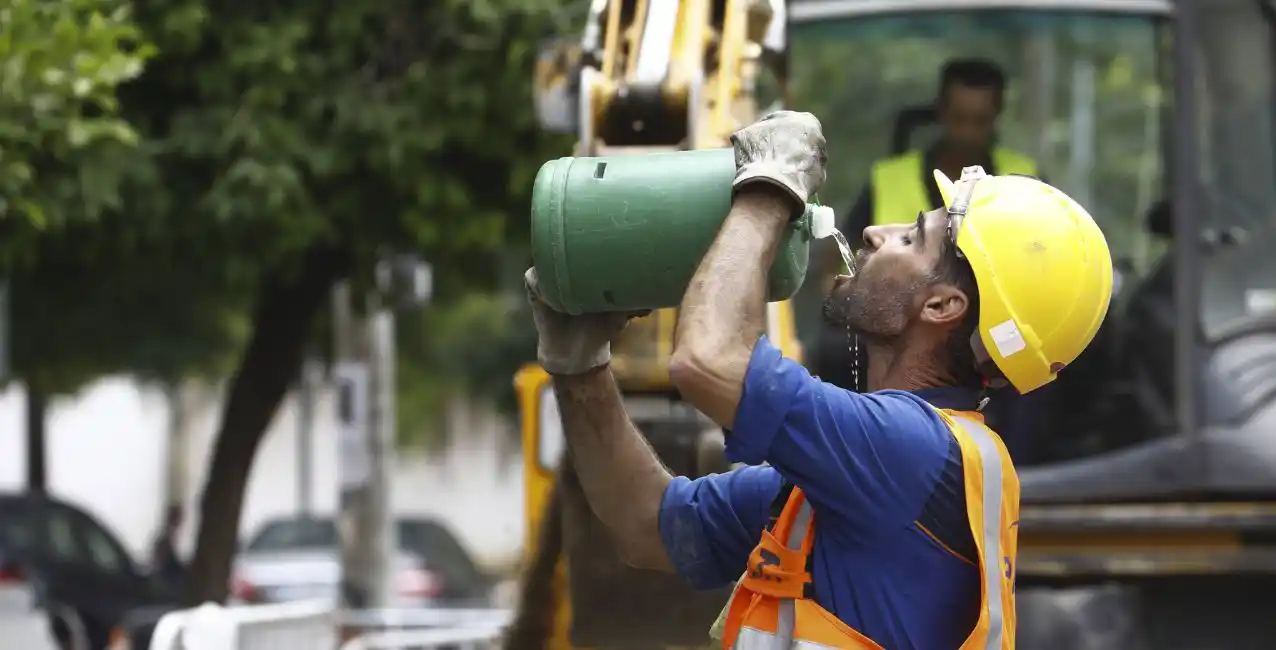 Tras la muerte de trabajadores en España, se pide que se regule la temperatura máxima para trabajar