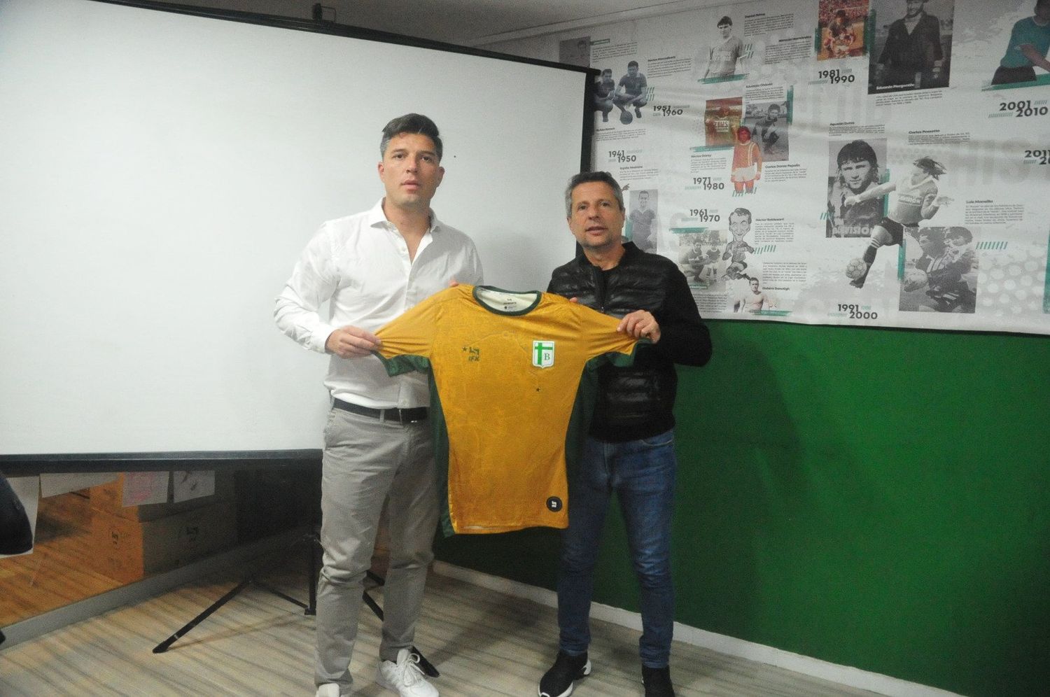 El intendente Damián Bernarte y el vicepresidente de Sportivo, Andrés Barovero, presentaron la nueva camisetata