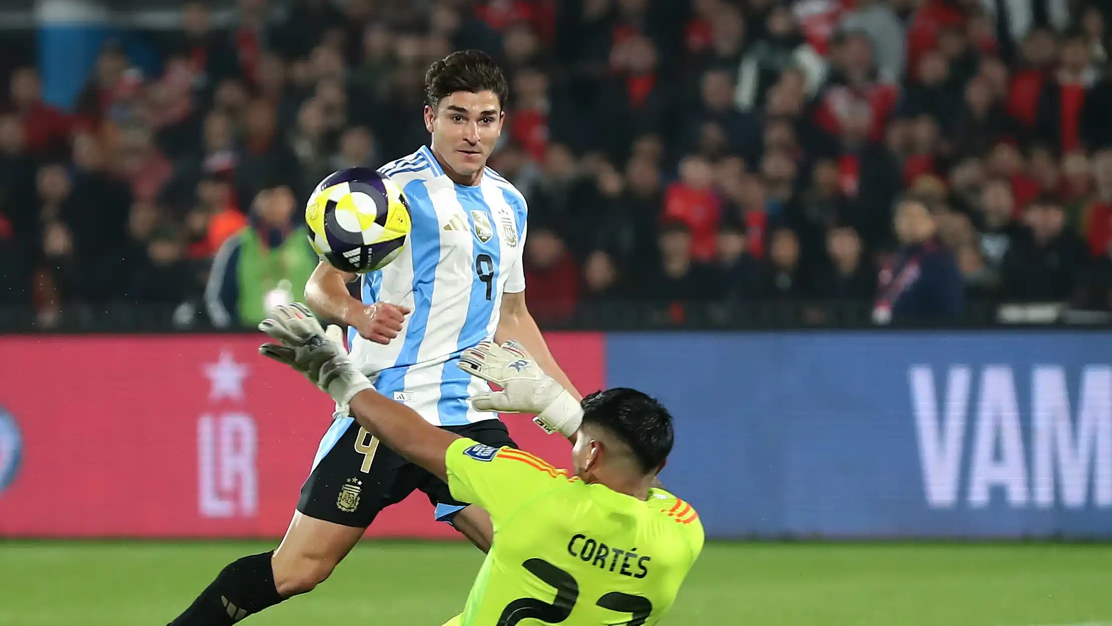Argentina lo sufrió sobre el final, pero le ganó 1 a 0 a Chile con gol de Julián Álvarez