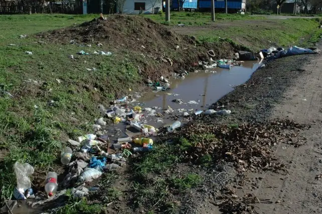 Clausuraron dos comercios por arrojar desechos en espacios públicos