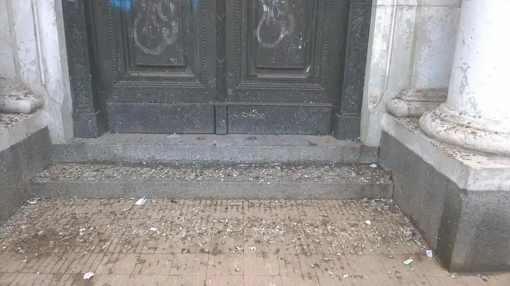 "¿Cómo pueden estar tan sucias algunas veredas del centro?"