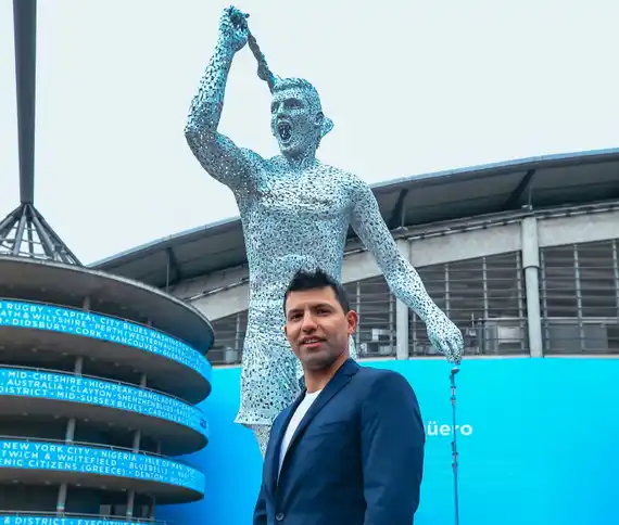 En el Etihad Stadium, Agüero tiene su estatua