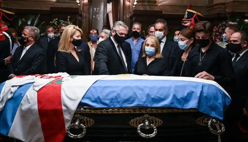 Inhumaron los restos de Carlos Menem tras un ritual islámico en el Cementerio de La Tablada