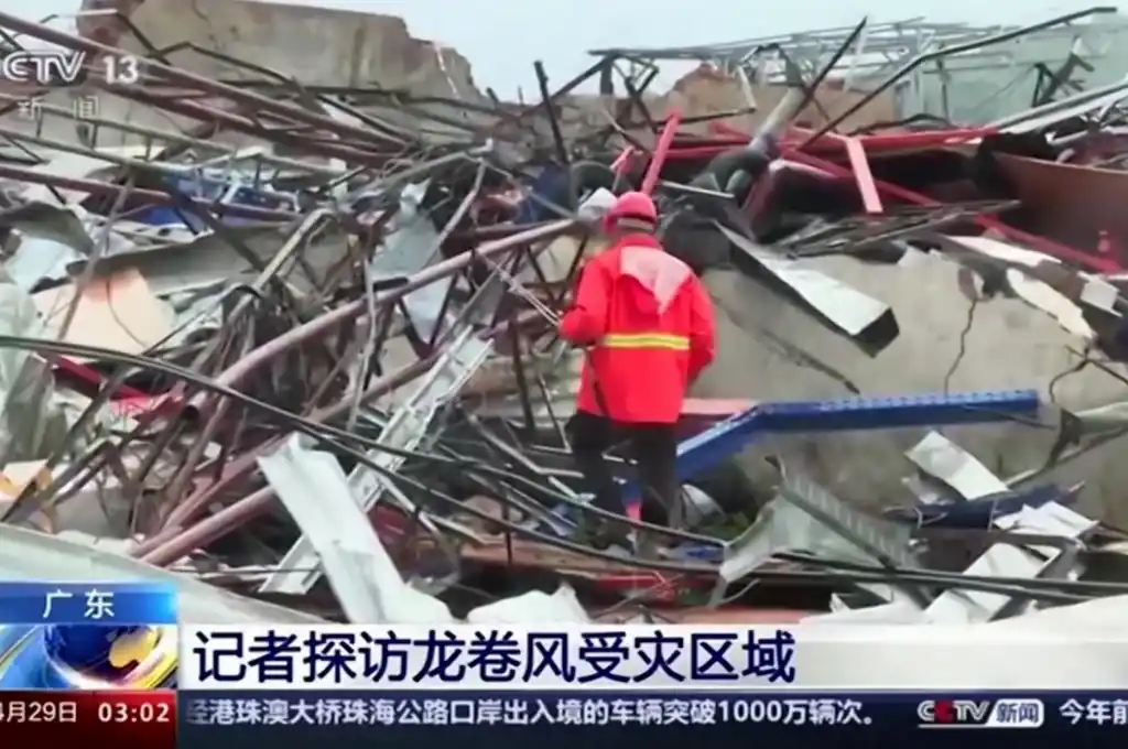 Bomberos, rescatistas y residentes de Zhongluotan han movilizado esfuerzos para ayudar a los afectados y atender la emergencia.