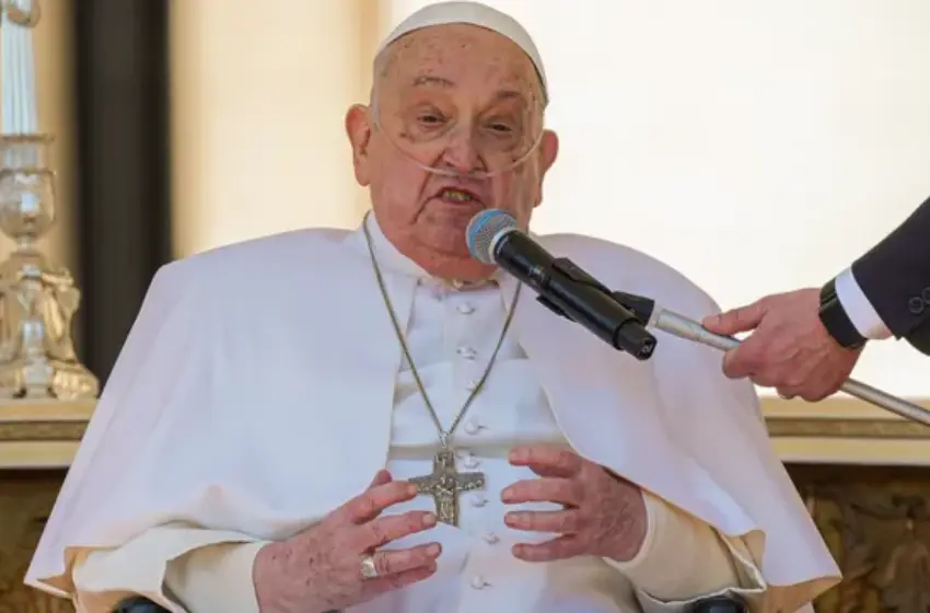 El Papa Francisco reapareció ante los fieles en la Plaza San Pedro