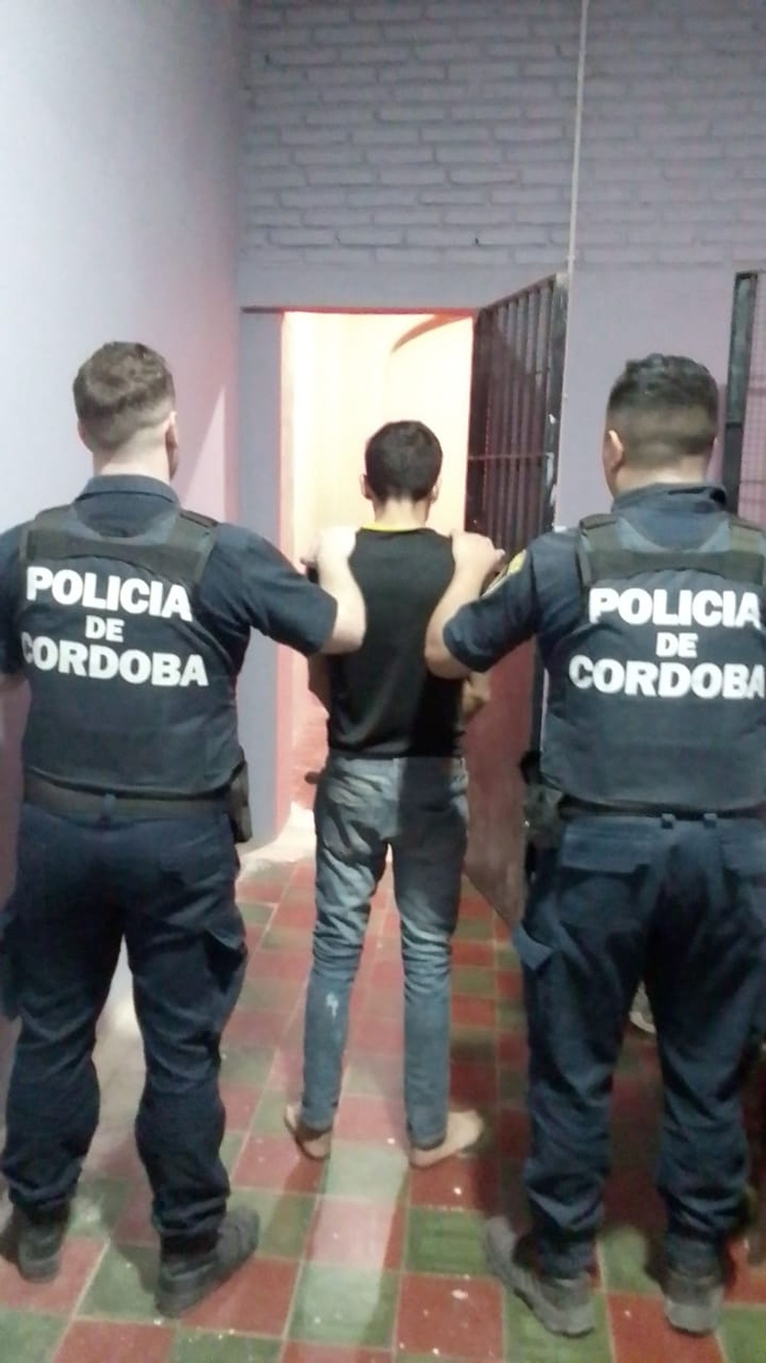 Al detenido se le sustrajo una pala con la que intentaba remover cables del predio.