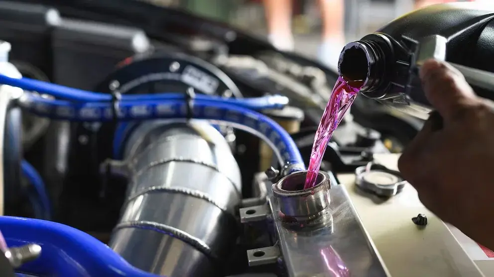 Líquido refrigerante en invierno: cómo usarlo para proteger el motor del auto