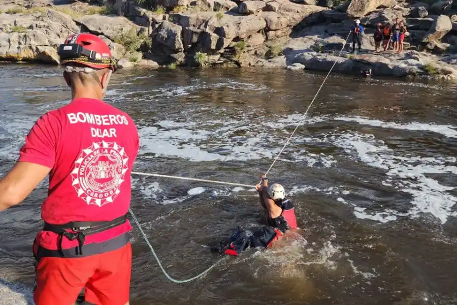 Mina Clavero: rescataron a 20 personas aisladas por la creciente